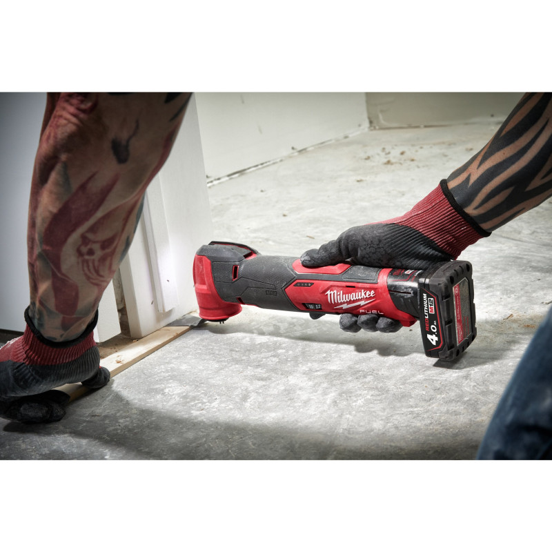 Купити Інструмент багатофунціональний акумуляторний безщітковий MILWAUKEE, M12 FMT-422X (зарядний пристрій С12 С, 1 х М12 В2 2Аг, 1 х М12 В4 4Аг, ключ, адаптер, полотно, шліфпыдошва, шліфлисти, протипиловий екран, HDкейс). Офіційний магазин Мілвокі Україна, фірмова гарантія з доставкою по Украіні