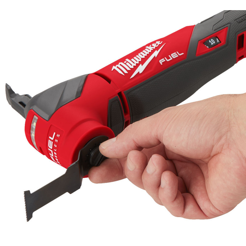 Купити Інструмент багатофунціональний акумуляторний MILWAUKEE, M18 FMT-0X (каркас, універсальне лезо, шліфувальна підошва, шліфувальний папір, HDкейс). Офіційний магазин Мілвокі Україна, фірмова гарантія з доставкою по Украіні
