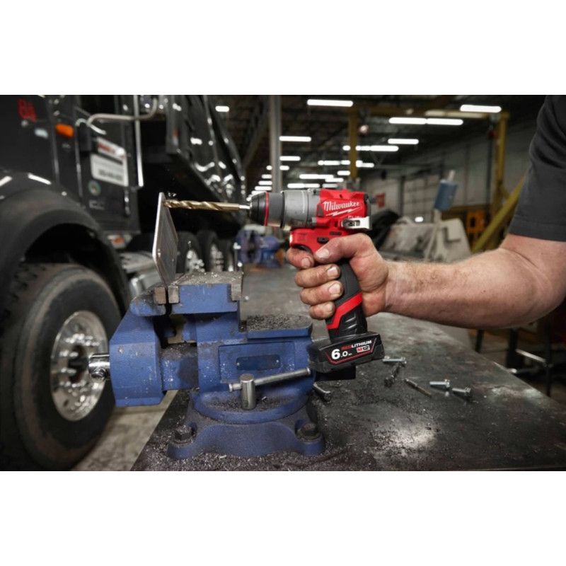 Купити Дриль-шуруповерт акумуляторний безщітковий MILWAUKEE, M12 FDD2-202X (зарядний пристрій С12 С, 2 акумулятори М12 В2 2Аг, кліпса для ременя, HDкейс). Офіційний магазин Мілвокі Україна, фірмова гарантія з доставкою по Украіні
