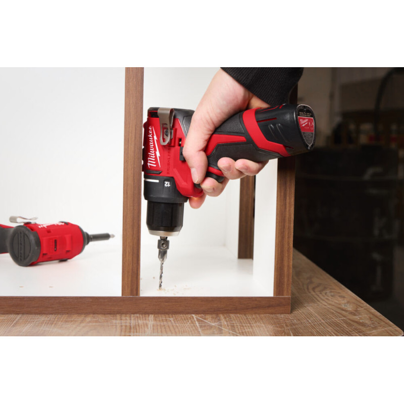 Купити Дриль-шуруповерт акумуляторний безщітковий MILWAUKEE M12 BLDDRC-202C, 40Нм (зарядний пристрій С12, 2 акумулятори М12 В2 2Аг, кліпса для ременя, кейс). Офіційний магазин Мілвокі Україна, фірмова гарантія з доставкою по Украіні