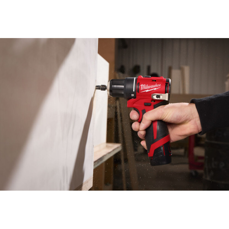 Купити Дриль-шуруповерт акумуляторний безщітковий MILWAUKEE M12 BLDDRC-202C, 40Нм (зарядний пристрій С12, 2 акумулятори М12 В2 2Аг, кліпса для ременя, кейс). Офіційний магазин Мілвокі Україна, фірмова гарантія з доставкою по Украіні