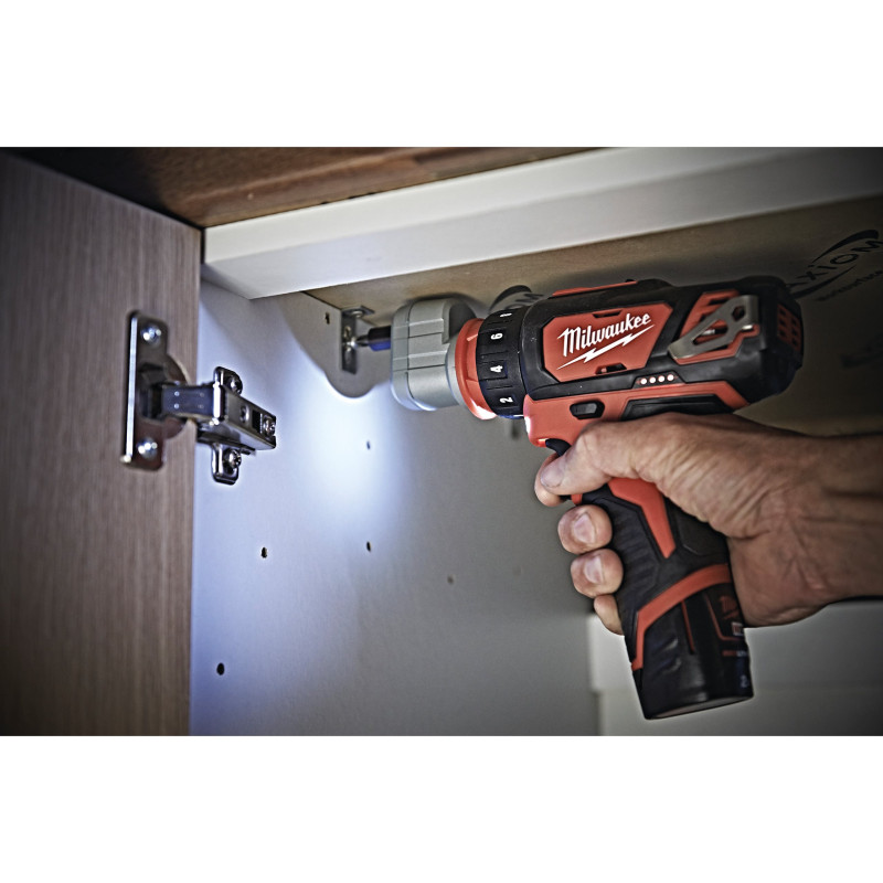 Купити Дриль-шуруповерт акумуляторний MILWAUKEE, M12 BDDXKIT-202C, 32Нм (зарядний пристрій С12 С, 2 акумулятори М12 В2 2Аг, 3 насадки, кліпса для ременя, кейс). Офіційний магазин Мілвокі Україна, фірмова гарантія з доставкою по Украіні