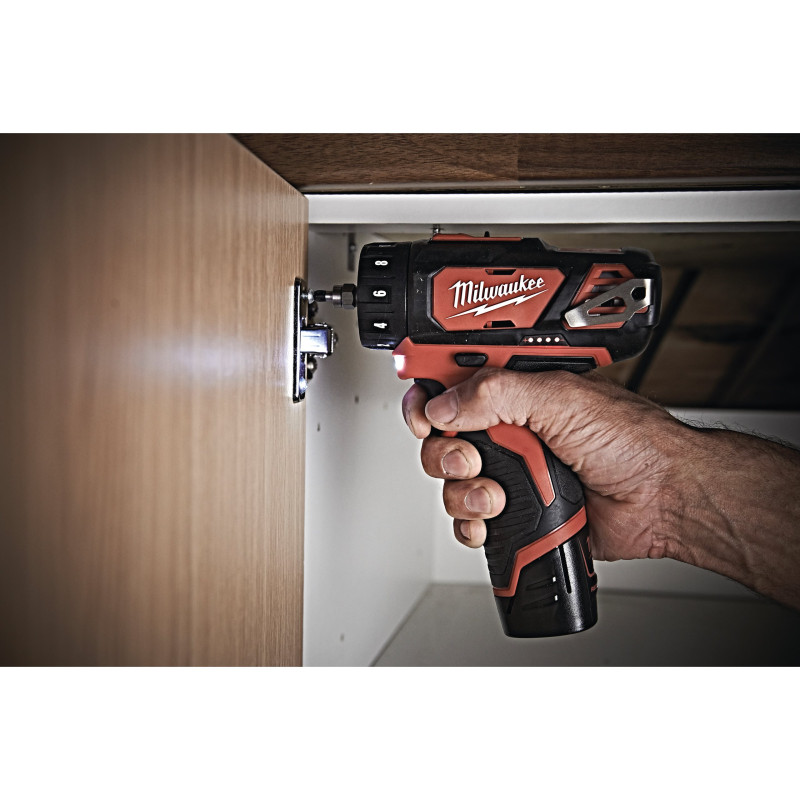 Купити Дриль-шуруповерт акумуляторний MILWAUKEE, M12 BDDXKIT-202C, 32Нм (зарядний пристрій С12 С, 2 акумулятори М12 В2 2Аг, 3 насадки, кліпса для ременя, кейс). Офіційний магазин Мілвокі Україна, фірмова гарантія з доставкою по Украіні