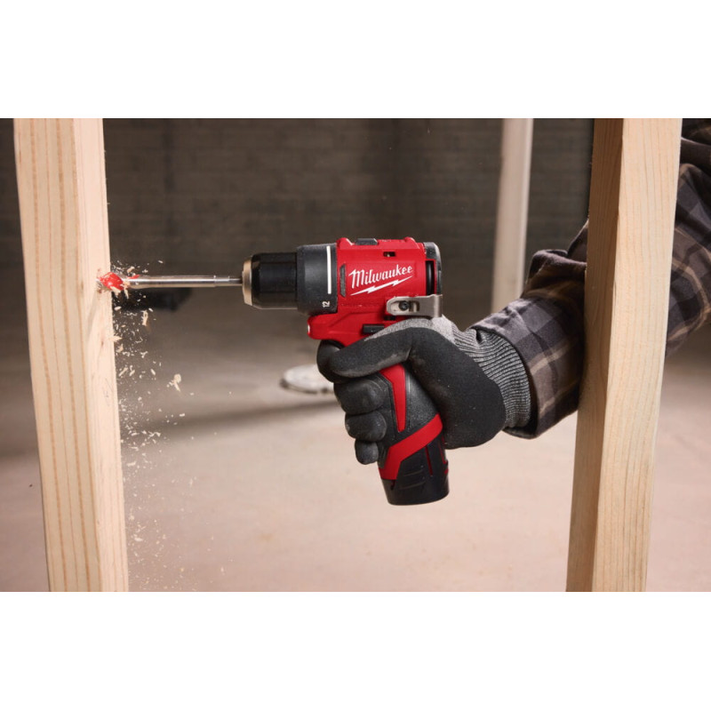 Купити Дриль-шуруповерт акумуляторний MILWAUKEE M12 BLDDRC-402C, 40Нм (зарядний пристрій С12, 2 акумулятори М12 В4 4Аг, кліпса для ременя, кейс). Офіційний магазин Мілвокі Україна, фірмова гарантія з доставкою по Украіні