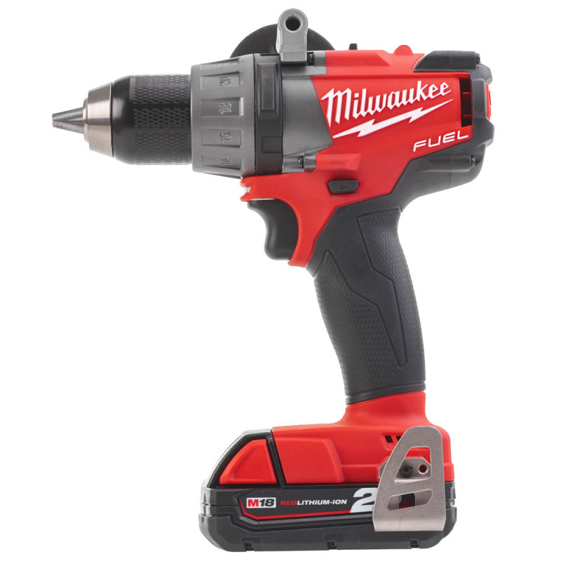 Купити Дриль-шуруповерт акумуляторна безщіткова MILWAUKEE, M18 FDD-202, 135Нм (зарядний пристрій M12-18 C, 2 акумулятора M18В B2 2Аг, кліпса для реміня, HDкейс). Офіційний магазин Мілвокі Україна, фірмова гарантія з доставкою по Украіні