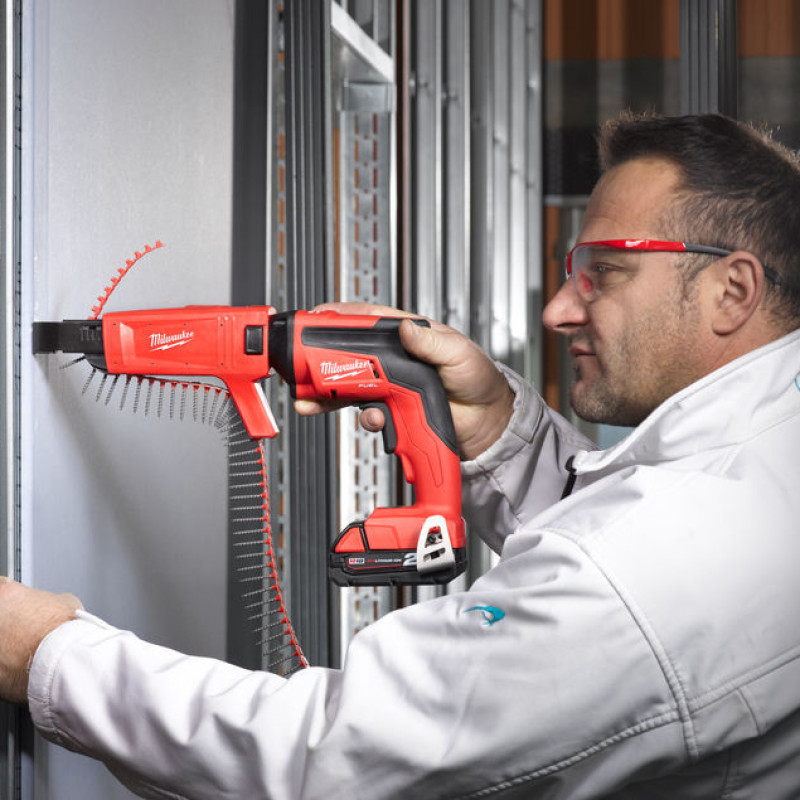 Купити Шуруповерт для гипсокартону безщітковий MILWAUKEE, M18 FSGC-202X, 13Нм (зарядний пристрій M12-18 FC, 2 акумулятори М18 В2 2Аг, кліпса для реміня, HDкейс). Офіційний магазин Мілвокі Україна, фірмова гарантія з доставкою по Украіні