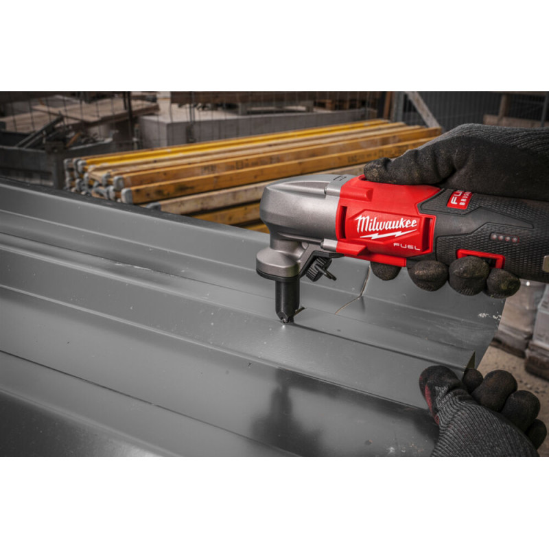 Купити Ножиці висічні по металу акумуляторні безщіткові MILWAUKEE, M12 FNB16-0 (каркас, пилозбірник, картонне пакування). Офіційний магазин Мілвокі Україна, фірмова гарантія з доставкою по Украіні