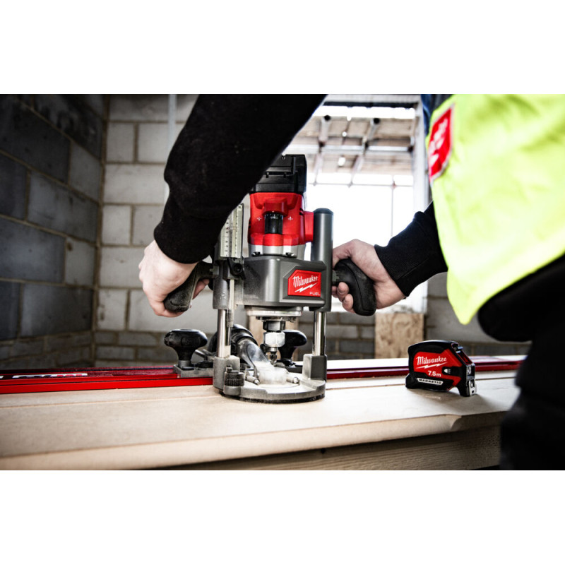 Купити Фрезер акумулятрний кромкувальний MILWAUKEE, M18 FR12KIT-0P (цанги 8мм і 12мм, бічний упор, опорна плита, гайковий ключ, труба для видалення пилу і занурювальна основа. кейс PACKOUT). Офіційний магазин Мілвокі Україна, фірмова гарантія з доставкою по Украіні