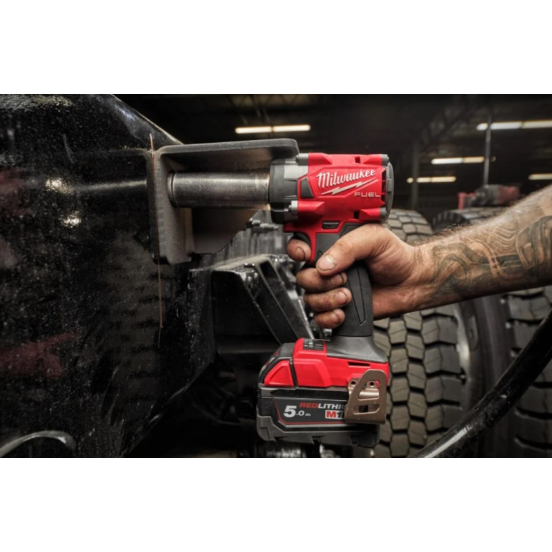 Купити Гайковерт акумуляторний безщітковий 1/2'' MILWAUKEE, M18 FIW2F12-502Х, 339Нм, з кільцем (зарядний пристрій M12-18 FC, 2 акумулятори М18 В5 5 Аг, кліпса для реміня, HDкейс). Офіційний магазин Мілвокі Україна, фірмова гарантія з доставкою по Украіні