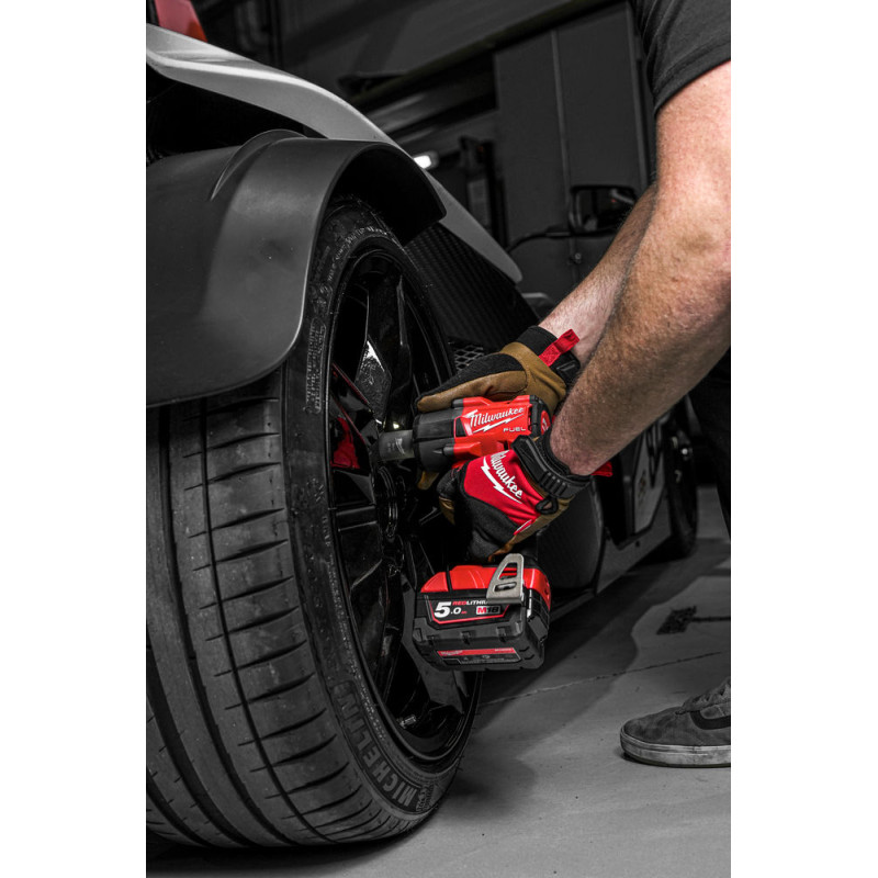 Купити Гайковерт акумуляторний безщіткова 1/2'' MILWAUKEE, M18 FMTIW2F12-0, 881Нм, з кільцем (каркас, кліпса для реміня, картонне пакування). Офіційний магазин Мілвокі Україна, фірмова гарантія з доставкою по Украіні