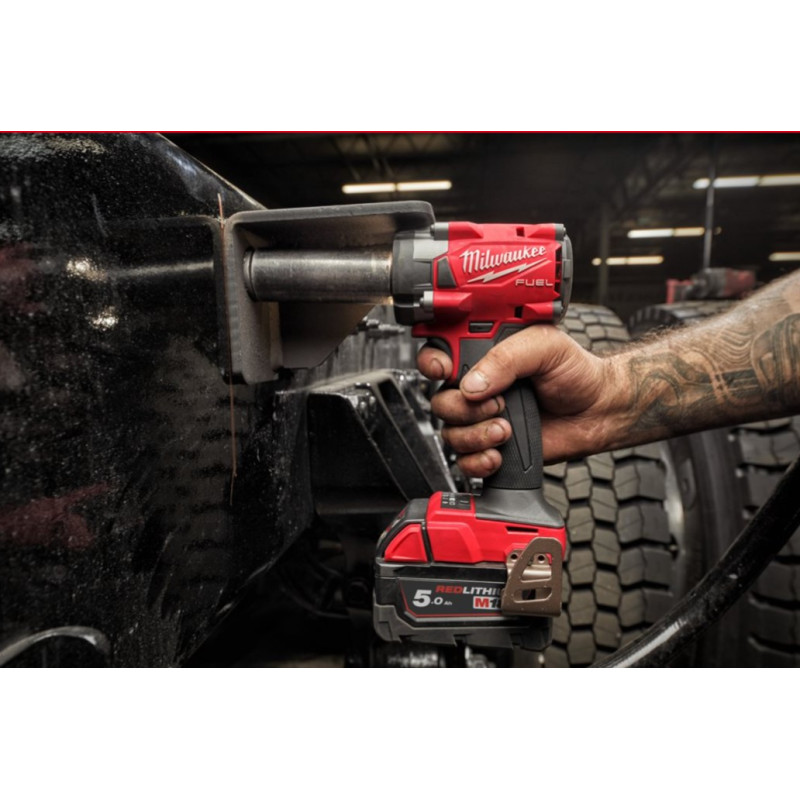 Купити Гайковерт акумуляторний безщітковий 1/2'' MILWAUKEE, M18 FIW2P12-502X, 339Нм, з піном (зарядний пристрій M12-18 FC, 2 акумулятори М18 В5 5Аг, кліпса для реміня, HDкейс). Офіційний магазин Мілвокі Україна, фірмова гарантія з доставкою по Украіні