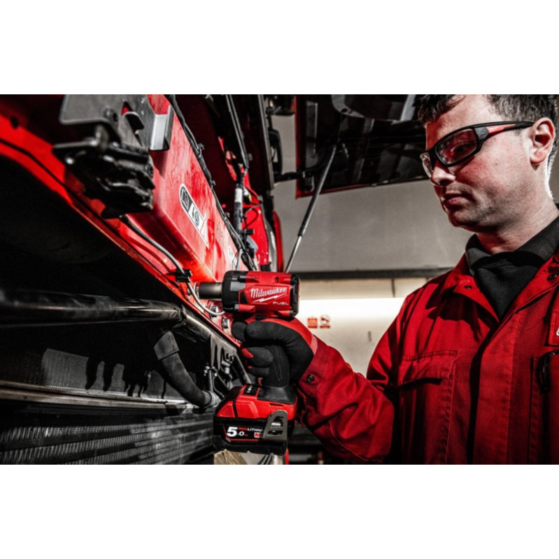 Купити Гайковерт акумуляторний безщітковий 1/2'' MILWAUKEE, M18 FIW2P12-502X, 339Нм, з піном (зарядний пристрій M12-18 FC, 2 акумулятори М18 В5 5Аг, кліпса для реміня, HDкейс). Офіційний магазин Мілвокі Україна, фірмова гарантія з доставкою по Украіні