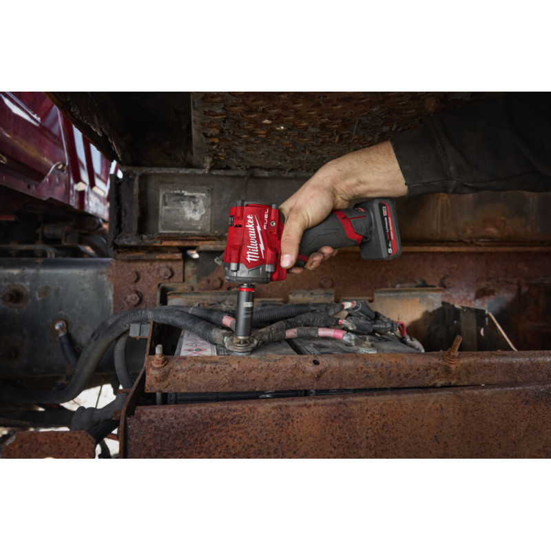 Купити Гайковерт акумуляторний безщітковий 3/8'' MILWAUKEE, M12 FCIWF38G3-502X, 745Нм, з кільцем (зарядний пристрій С12 С, 2 акумулятори М12 НВ5 5Ач, кліпса на пояс, HDкейс). Офіційний магазин Мілвокі Україна, фірмова гарантія з доставкою по Украіні