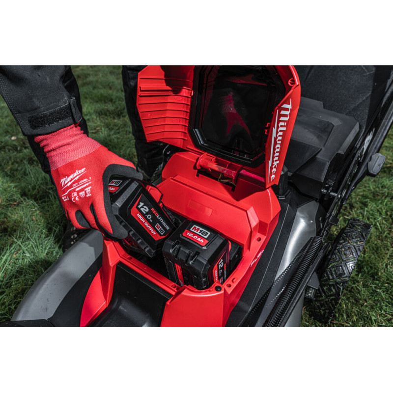 Купити Газонокосарка акумуляторна безщіткова самохідна MILWAUKEE, M18F2LM53-122 (2х18В), 53см (зарядний пристрій M18 DBSC, 2 акумулятори М18 FB12 12Аг, картонне пакування). Офіційний магазин Мілвокі Україна, фірмова гарантія з доставкою по Украіні