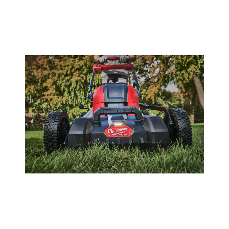 Купити Газонокосарка акумуляторна безщіткова самохідна MILWAUKEE, M18 F2LM46-802 (2х18В), 46см (зарядний пристрій M18 DBSC, 2 акумулятори M18 FB8 8Аг, картонне пакування). Офіційний магазин Мілвокі Україна, фірмова гарантія з доставкою по Украіні