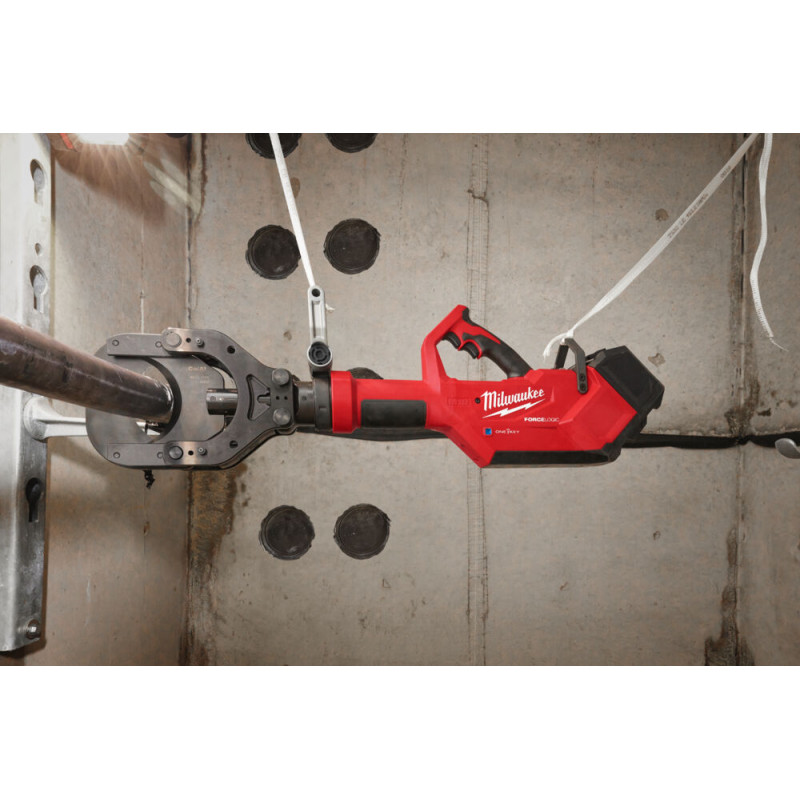 Купити Кабелеріз гідравлічний акумуляторний з пультом д/к MILWAUKEE M18 HSFC125R-802C (зарядний пристрій M12-18 FC, 2 акумулятори М18 FВ8 8Аг, пульт, кейс). Офіційний магазин Мілвокі Україна, фірмова гарантія з доставкою по Украіні