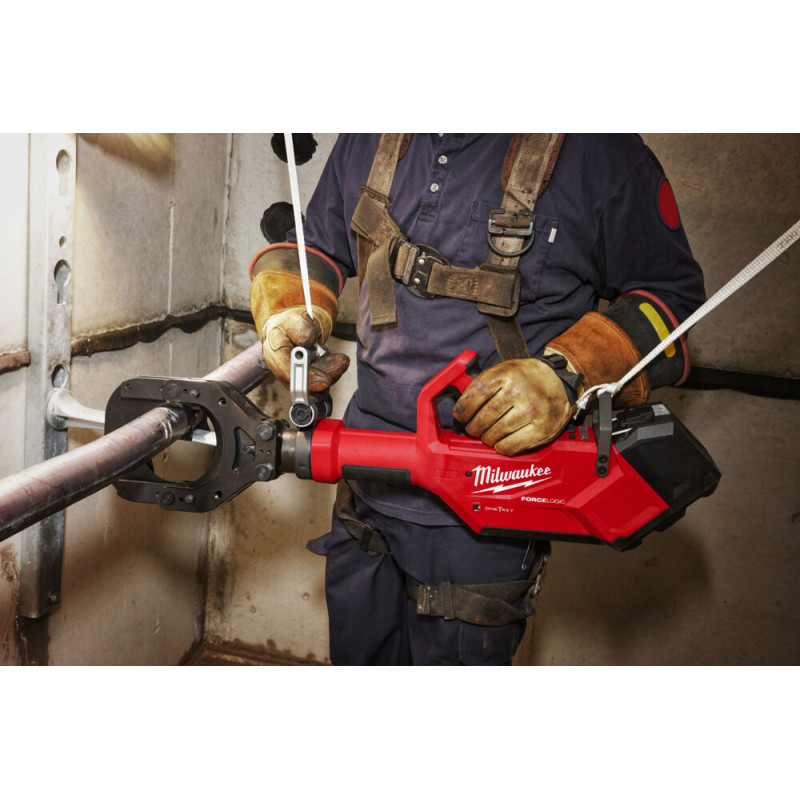 Купити Кабелеріз гідравлічний акумуляторний з пультом д/к MILWAUKEE M18 HSFC125R-802C (зарядний пристрій M12-18 FC, 2 акумулятори М18 FВ8 8Аг, пульт, кейс). Офіційний магазин Мілвокі Україна, фірмова гарантія з доставкою по Украіні