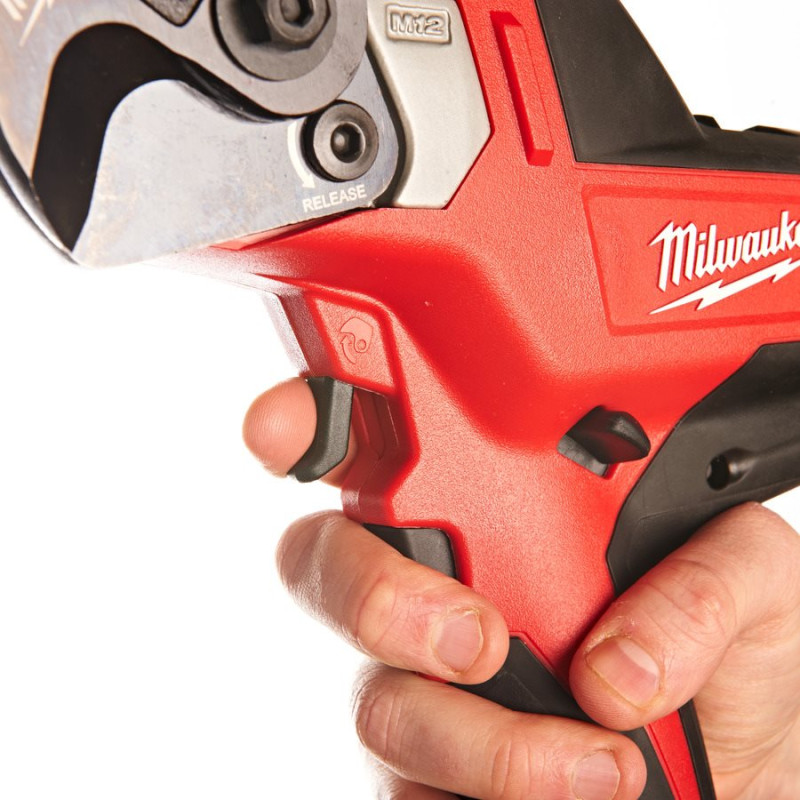 Купити Кабелеріз акумуляторний MILWAUKEE, M12 CC-0, до 32мм (каркас, картонне пакування). Офіційний магазин Мілвокі Україна, фірмова гарантія з доставкою по Украіні