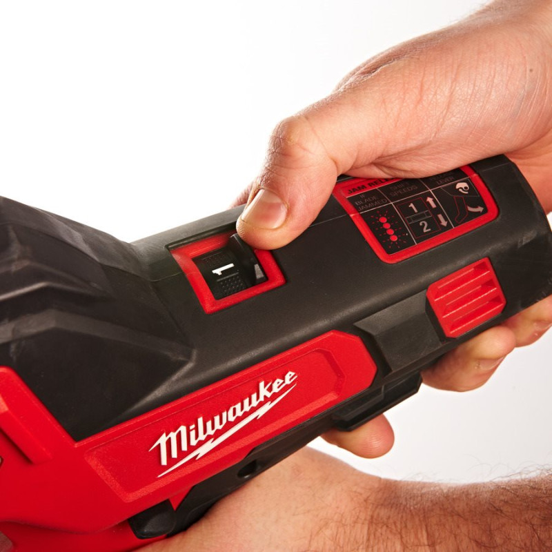 Купити Кабелеріз акумуляторний MILWAUKEE, M12 CC-0, до 32мм (каркас, картонне пакування). Офіційний магазин Мілвокі Україна, фірмова гарантія з доставкою по Украіні