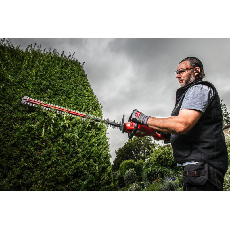 Купити Кущоріз акумуляторний безщітковий MILWAUKEE, M18 FHET60G2-802, лезо 60см (зарядний пристрій M12-18 FC, 2 акумулятори М18 FВ8 8Аг, картонне пакування). Офіційний магазин Мілвокі Україна, фірмова гарантія з доставкою по Украіні