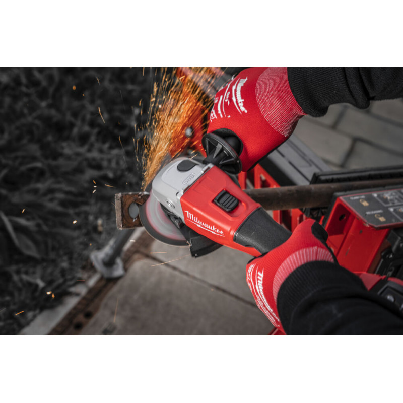Купити Шліфмашина кутова акумуляторна безщіткова MILWAUKEE, M18 BLSAG125X-0, діаметр 125мм (каркас бічна рукоять, захисний кожух, ключ, фланцева і притискна гайки, картонне пакування). Офіційний магазин Мілвокі Україна, фірмова гарантія з доставкою по Украіні