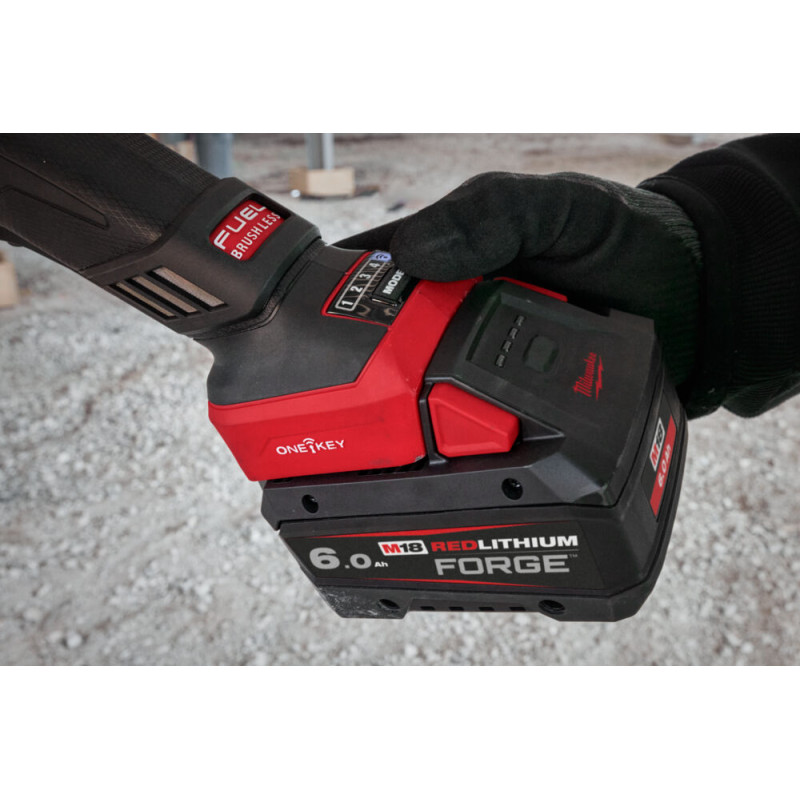 Купити Шліфмашина кутова акумуляторна безщіткова MILWAUKEE, M18 FHSAGO125VXPDB2-0X, діаметр 125мм (антивібраційна бічна рукоятка, захисний кожух, ключ, фланцевая и прижимная гайки, пилезахисний екран, HDкейс). Офіційний магазин Мілвокі Україна, фірмова гарантія з доставкою по Украіні