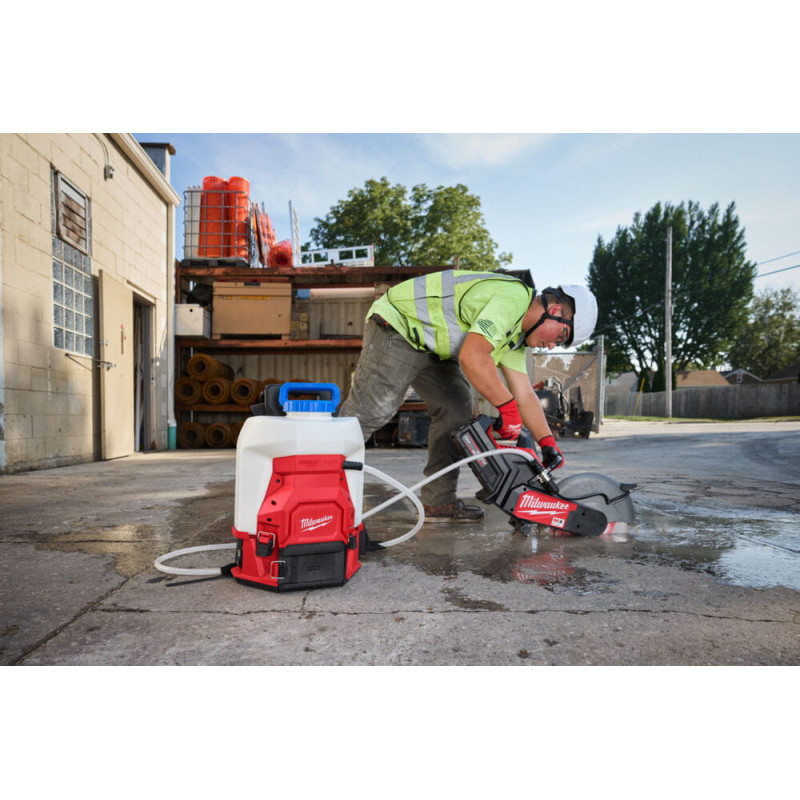 Купити Обприскувач ранцевий акумуляторний (базова станція) MILWAUKEE M18 BBPFP2-301 (зарядний пристрій M12-18 FC, 1 акумулятор М18 НВ3 3Аг, картонне пакування). Офіційний магазин Мілвокі Україна, фірмова гарантія з доставкою по Украіні