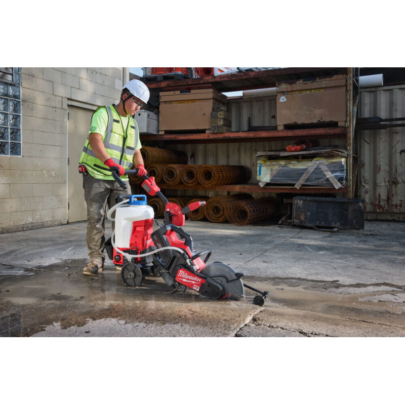 Купити Обприскувач ранцевий акумуляторний (базова станція) MILWAUKEE M18 BBPFP2-301 (зарядний пристрій M12-18 FC, 1 акумулятор М18 НВ3 3Аг, картонне пакування). Офіційний магазин Мілвокі Україна, фірмова гарантія з доставкою по Украіні
