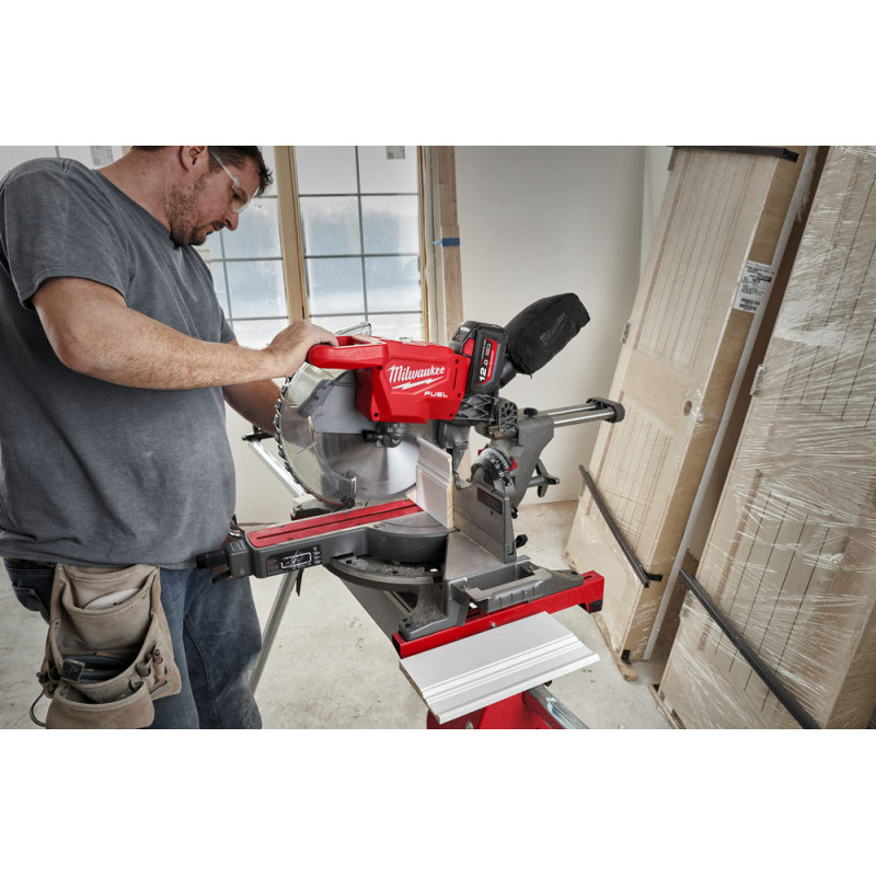 Купити Пила торцювальна акумуляторна MILWAUKEE, M18 FMS305-121, діаметр 305мм (зарядний пристрій M12-18 FC, 1 акумулятор FB12 12Аг FORGE. аксесуари). Офіційний магазин Мілвокі Україна, фірмова гарантія з доставкою по Украіні