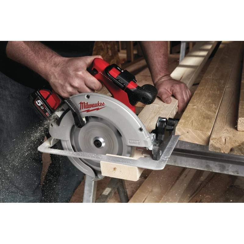 Купити Пила дискова ручна аккумуляторна MILWAUKEE, M18 BLCS66-502X, діаметр 165мм (зарядний пристрій M12-18 FC, 2 акумулятори M18 B5 5Аг, пиляльний диск, паралельний упор, адаптер для пилососу, ключ для диска, HDкейс). Офіційний магазин Мілвокі Україна, фірмова гарантія з доставкою по Украіні