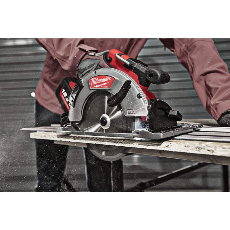 Купити Пила дискова ручна акумуляторна MILWAUKEE M18 FCSG66-121C, діаметр 190мм (зарядний пристрій М12-18 FC, 1 акумулятор НВ12 12Аг, а. Офіційний магазин Мілвокі Україна, фірмова гарантія з доставкою по Украіні