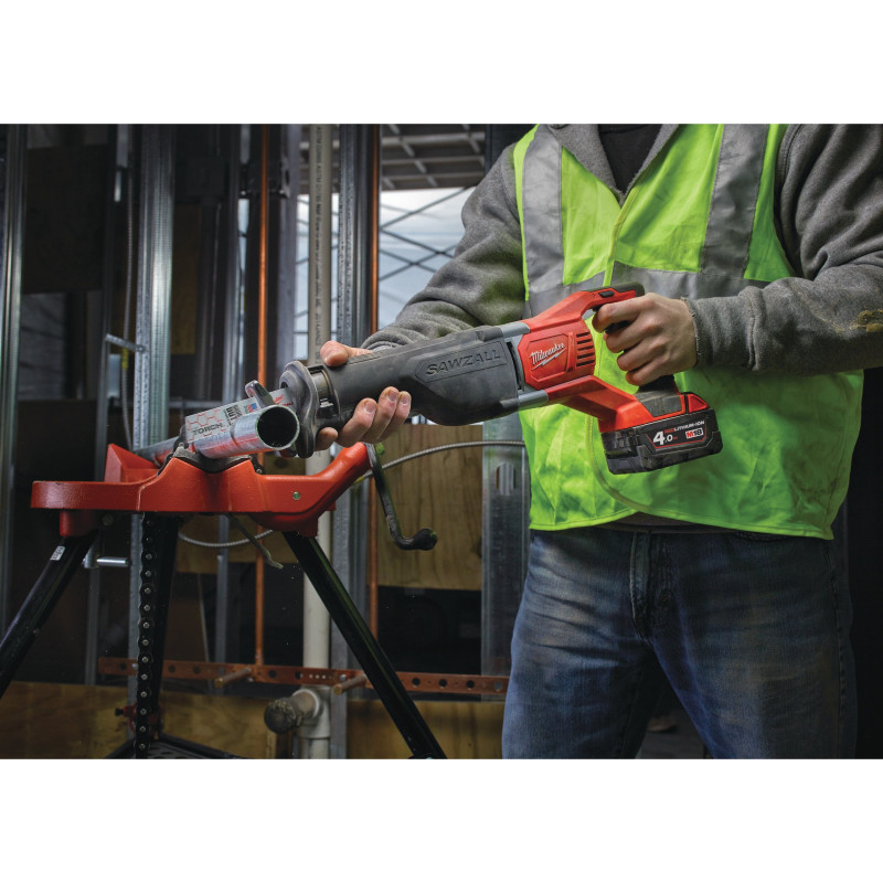 Купити Пила шабельна акумуляторна MILWAUKEE, M18 BSX-402C (зарядний пристрій М12-18 С, 2 акумулятори М18 В4 4Аг, полотно, кейс). Офіційний магазин Мілвокі Україна, фірмова гарантія з доставкою по Украіні