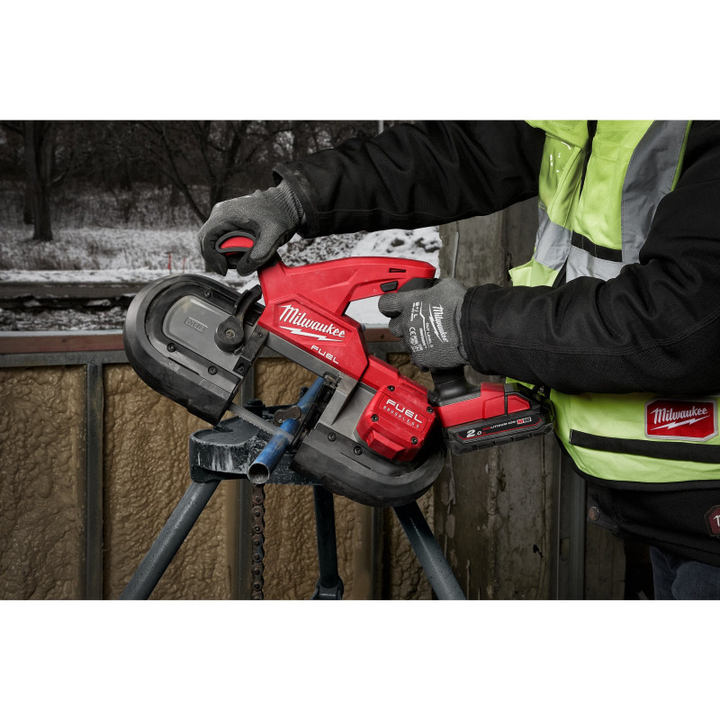 Купити Пила стрічкова акумуляторна MILWAUKEE, M18 FBS85-202C (зарядний пристрій M12-18 FC, 2 акумулятори М18 В2 2Аг, аксесуари, кейс). Офіційний магазин Мілвокі Україна, фірмова гарантія з доставкою по Украіні