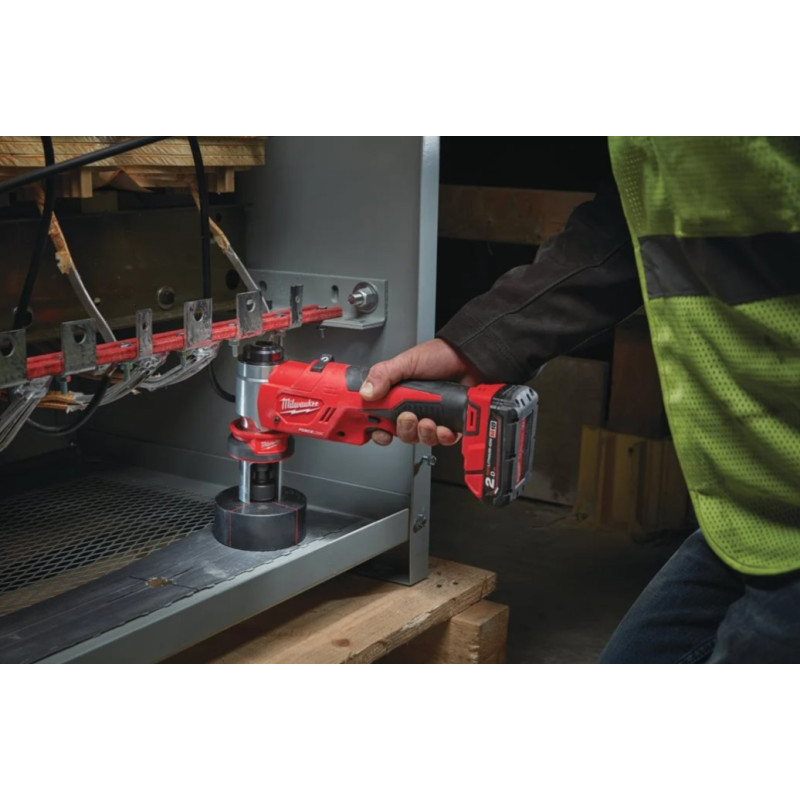 Купити Гідравлічний пробійник для отворів FORCE LOGIC MILWAUKEE M18 HKP-201C 4933451202 (зарядний пристрій M12-18 FC, 1 акумулятор M18 B2 2.0 Аг, аксесуари, кейс). Офіційний магазин Мілвокі Україна, фірмова гарантія з доставкою по Украіні