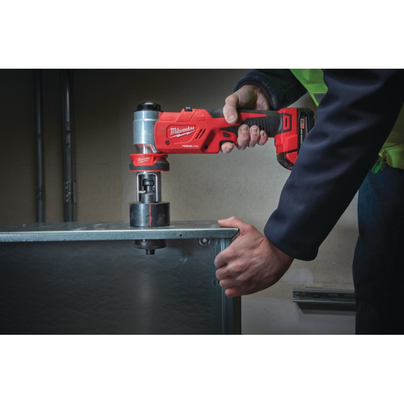 Купити Гідравлічний пробійник для отворів FORCE LOGIC MILWAUKEE M18 HKP-201C 4933451202 (зарядний пристрій M12-18 FC, 1 акумулятор M18 B2 2.0 Аг, аксесуари, кейс). Офіційний магазин Мілвокі Україна, фірмова гарантія з доставкою по Украіні