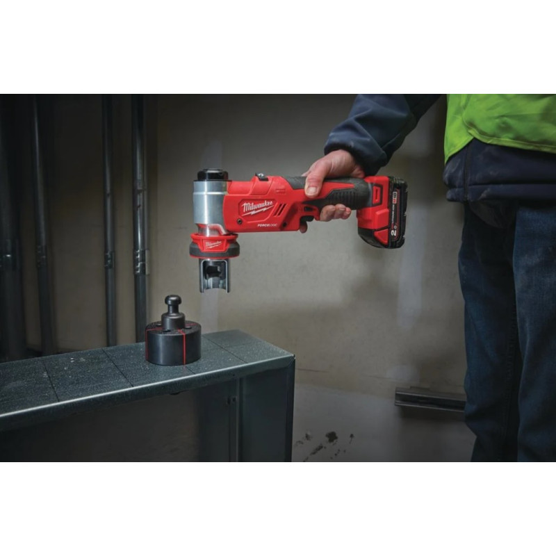 Купити Пробійник гідравлічний для отворів акумуляторний FORCE LOGIC MILWAUKEE M18 HKP-201CA (зарядний пристрій М12-18 С, 1 акумулятор М18 В2 2Аг, 2 шпильки. конектор, кульова тяга, адаптер, 10 пробійників та обмежувальних гільз,  кейс). Офіційний магазин Мілвокі Україна, фірмова гарантія з доставкою по Украіні