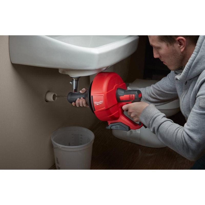 Купити Машина прочистна акумуляторна MILWAUKEE, M12 BDC6-202C, трос 6м (зарядний пристрій С12 С , 2 акумулятори М12 В2 2Аг, відро, картонне пакування). Офіційний магазин Мілвокі Україна, фірмова гарантія з доставкою по Украіні