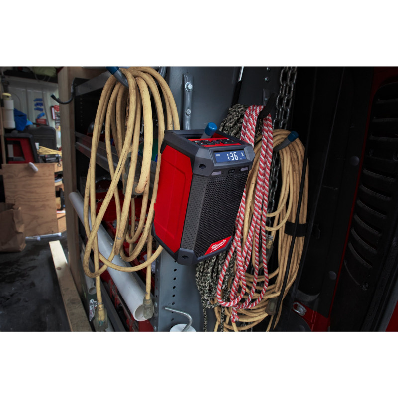 Купити Радіоприймач із зарядним пристроєм акумуляторний MILWAUKEE, M12 RCDAB+ (картонне пакування). Офіційний магазин Мілвокі Україна, фірмова гарантія з доставкою по Украіні