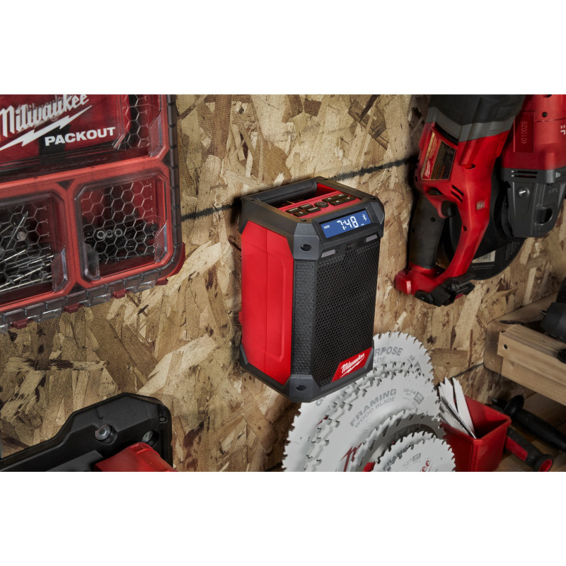 Купити Радіоприймач із зарядним пристроєм акумуляторний MILWAUKEE, M12 RCDAB+ (картонне пакування). Офіційний магазин Мілвокі Україна, фірмова гарантія з доставкою по Украіні