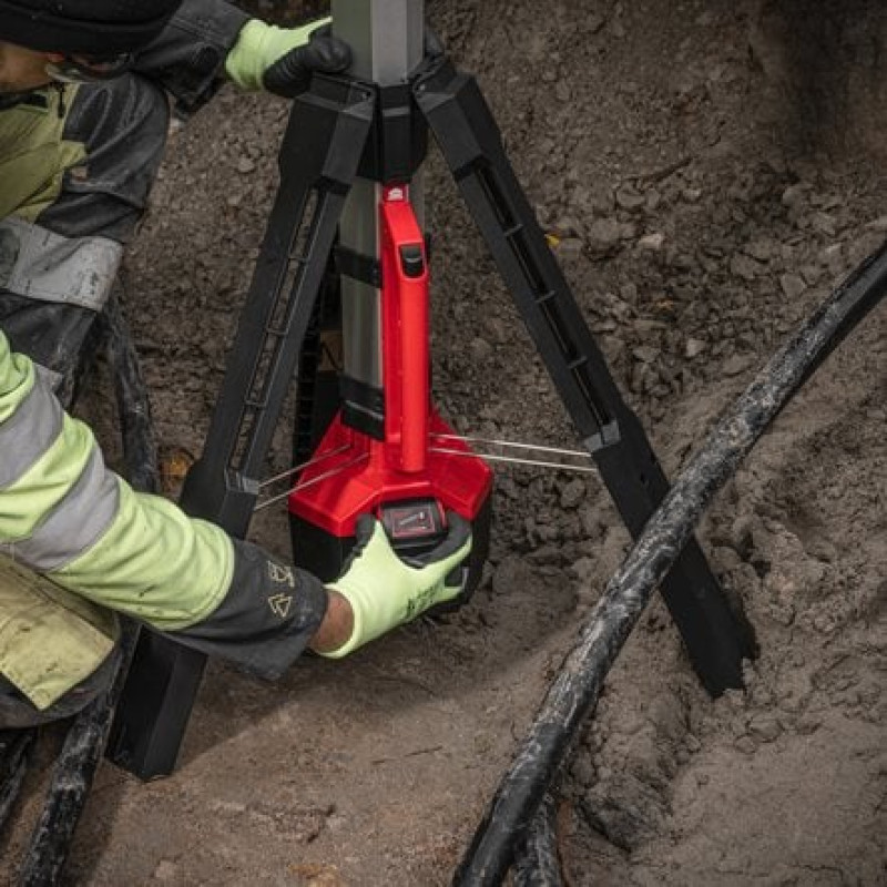 Купити Щогла освітлення акумуляторна MILWAUKEE, M18 SAL2-502B, 2800Лм (зарядний пристрій М12-18 FC, 2 акумулятори М18 В5 5Аг, сумка). Офіційний магазин Мілвокі Україна, фірмова гарантія з доставкою по Украіні
