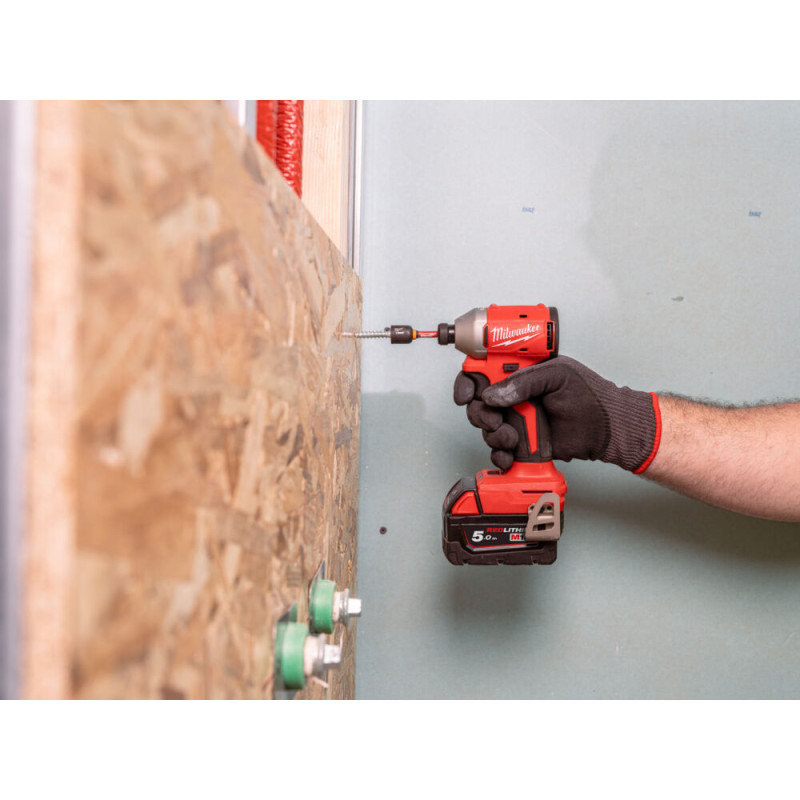 Купити Шуруповерт ударний акумуляторний безщітковий MILWAUKEE M18 BLIDRCMC-402C (190Нм) (+ заряд.пристрій, 2 акум., HD кейс) + жилетка. Офіційний магазин Мілвокі Україна, фірмова гарантія з доставкою по Украіні