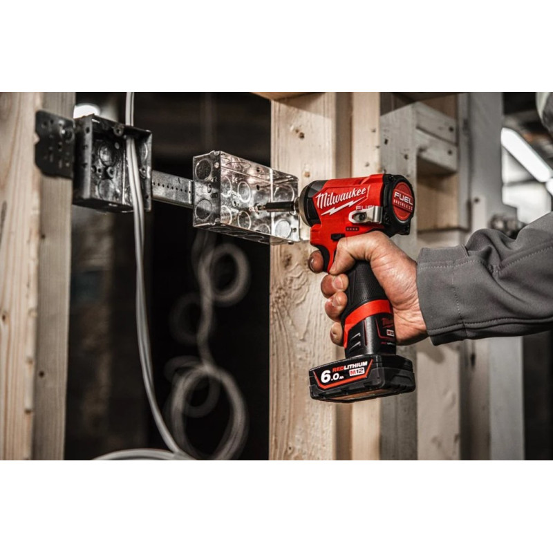 Купити Шуруповерт ударний акумуляторний безщітковий 1/4'' HEX MILWAUKEE, M12 FID2-202Х, 170Нм (зарядний пристрій С12 С, 2 акумулятори М12 В2 2Аг, кліпса для реміня, тримач для біт, HD кейс). Офіційний магазин Мілвокі Україна, фірмова гарантія з доставкою по Украіні