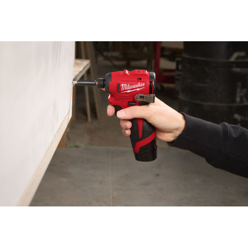 Купити Шуруповерт ударний акумуляторний безщітковий 1/4'' HEX MILWAUKEE, M12 BLIDRC-0, 124Нм (каркас, кліпса для ременя, картонне пакування). Офіційний магазин Мілвокі Україна, фірмова гарантія з доставкою по Украіні
