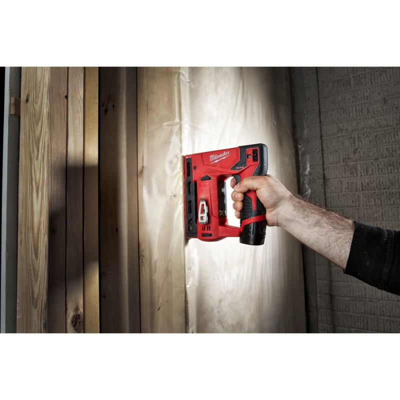 Купити Степлер акумуляторний MILWAUKEE, M12 BST-202X (зарядний пристрій С12 С, 2 акумулятори М12 В2 2Аг, кліпса для ременя, HDкейс). Офіційний магазин Мілвокі Україна, фірмова гарантія з доставкою по Украіні