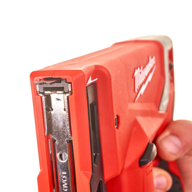 Купити Степлер акумуляторний MILWAUKEE, M12 BST-202X (зарядний пристрій С12 С, 2 акумулятори М12 В2 2Аг, кліпса для ременя, HDкейс). Офіційний магазин Мілвокі Україна, фірмова гарантія з доставкою по Украіні