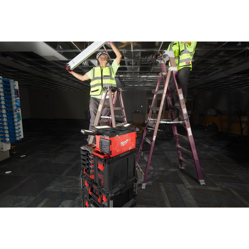 Купити Ліхтар світлодіодний акумуляторний із зарядним пристроєм PACKOUT MILWAUKEE, M18 POALC-0. Офіційний магазин Мілвокі Україна, фірмова гарантія з доставкою по Украіні