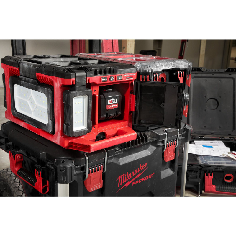 Купити Ліхтар світлодіодний акумуляторний із зарядним пристроєм PACKOUT MILWAUKEE, M18 POALC-0. Офіційний магазин Мілвокі Україна, фірмова гарантія з доставкою по Украіні