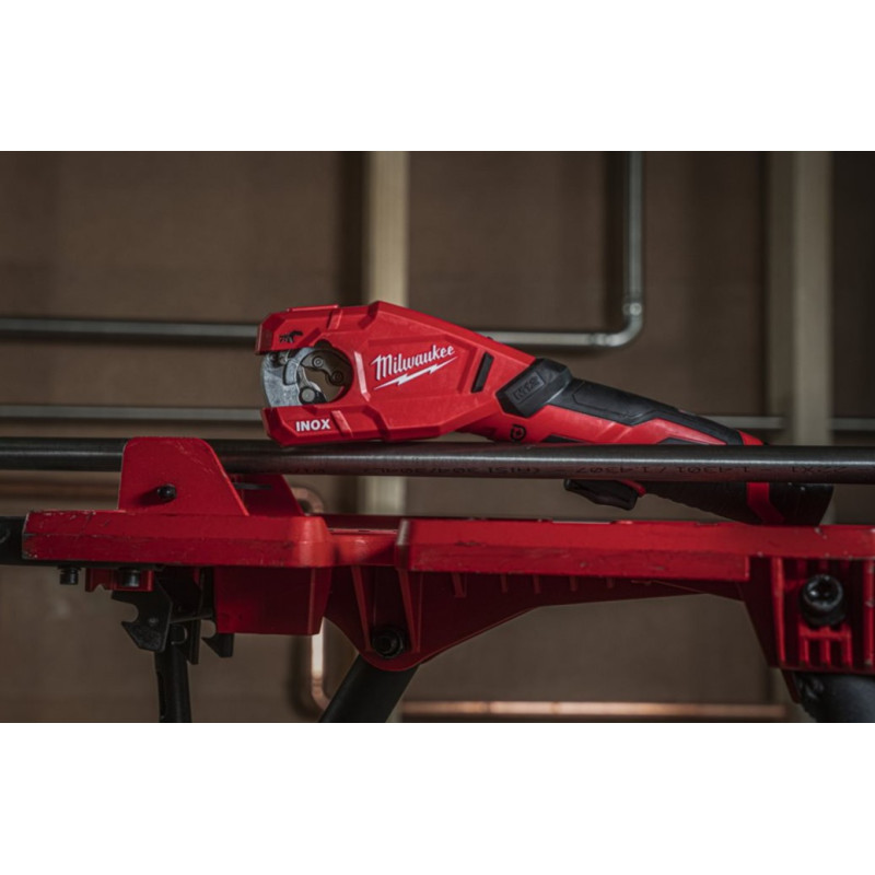 Купити Труборіз акумуляторний по нержавіючій сталі MILWAUKEE, M12 PCSS-202C  (зарядний пристрій С12 С, 2 акумулятори М12 В2 2Аг, кейс). Офіційний магазин Мілвокі Україна, фірмова гарантія з доставкою по Украіні