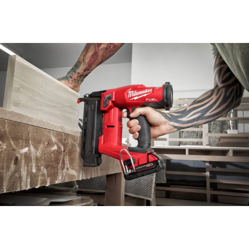 Купити Пістолет цвяхозабивний акумуляторний безщітковий MILWAUKEE, M18 FN18GS-202X (зарядний пристрій M12-18 FC, 2 акумулятори М18 В2 2Аг, HDкейс). Офіційний магазин Мілвокі Україна, фірмова гарантія з доставкою по Украіні