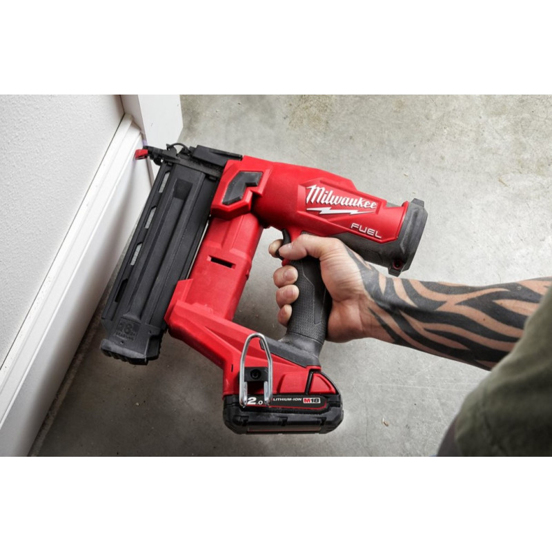Купити Пістолет цвяхозабивний акумуляторний безщітковий MILWAUKEE, M18 FN18GS-202X (зарядний пристрій M12-18 FC, 2 акумулятори М18 В2 2Аг, HDкейс). Офіційний магазин Мілвокі Україна, фірмова гарантія з доставкою по Украіні